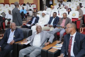 د. التجاني النور بشير نائب المدير و د. ياسر هلال وكيل الجامعة